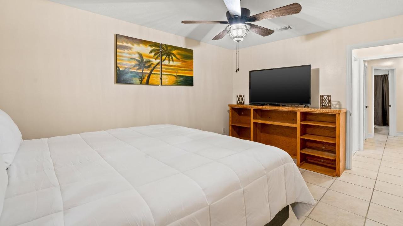 Apartment Pet Friendly Townhome With Gulf Views And Hot Tub Right Across From And Schooners *