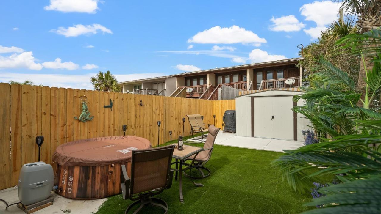 Apartment Pet Friendly Townhome With Gulf Views And Hot Tub Right Across From And Schooners *