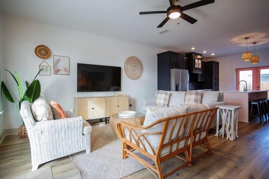 Coral Reef - Brand New Build, Pet Friendly, Private Pool! Sleeps 9! Holiday home