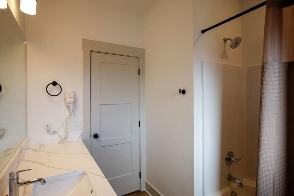 Holiday home Coral Reef - Brand New Build, Pet Friendly, Private Pool! Sleeps 9! *