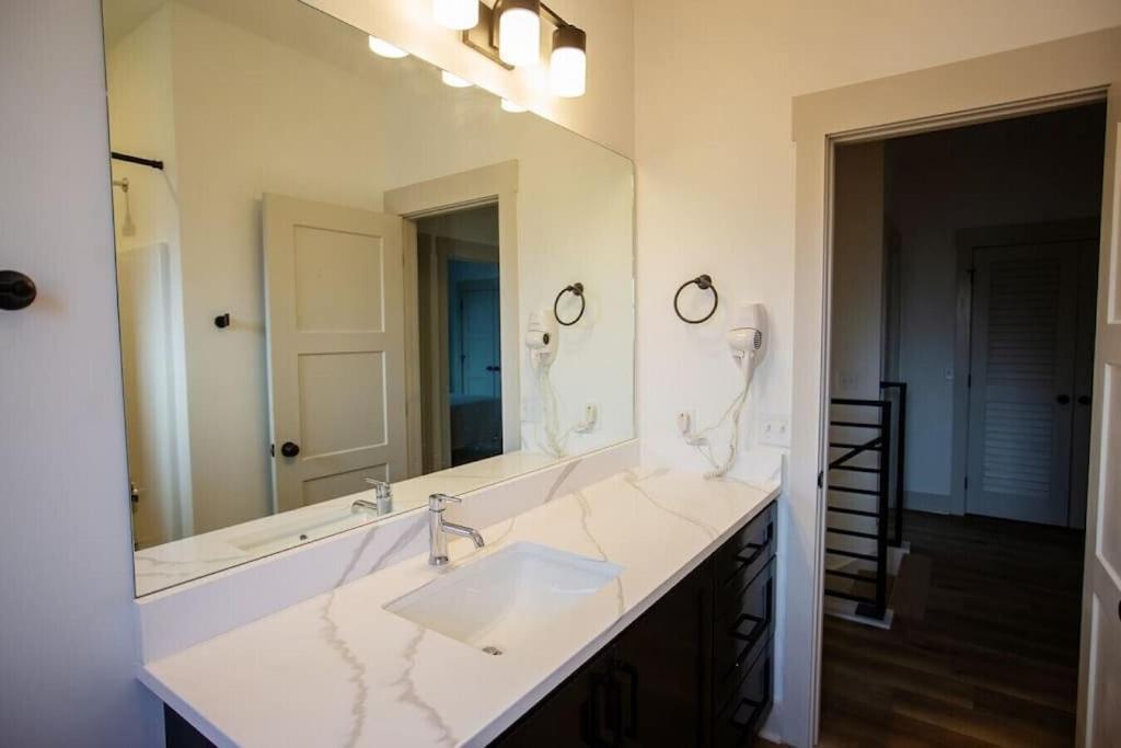 Coral Reef - Brand New Build, Pet Friendly, Private Pool! Sleeps 9! Holiday home