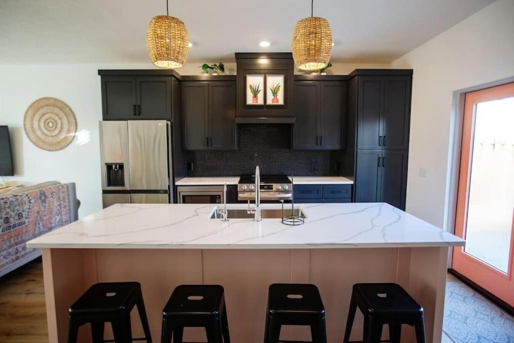 Coral Reef - Brand New Build, Pet Friendly, Private Pool! Sleeps 9! Holiday home