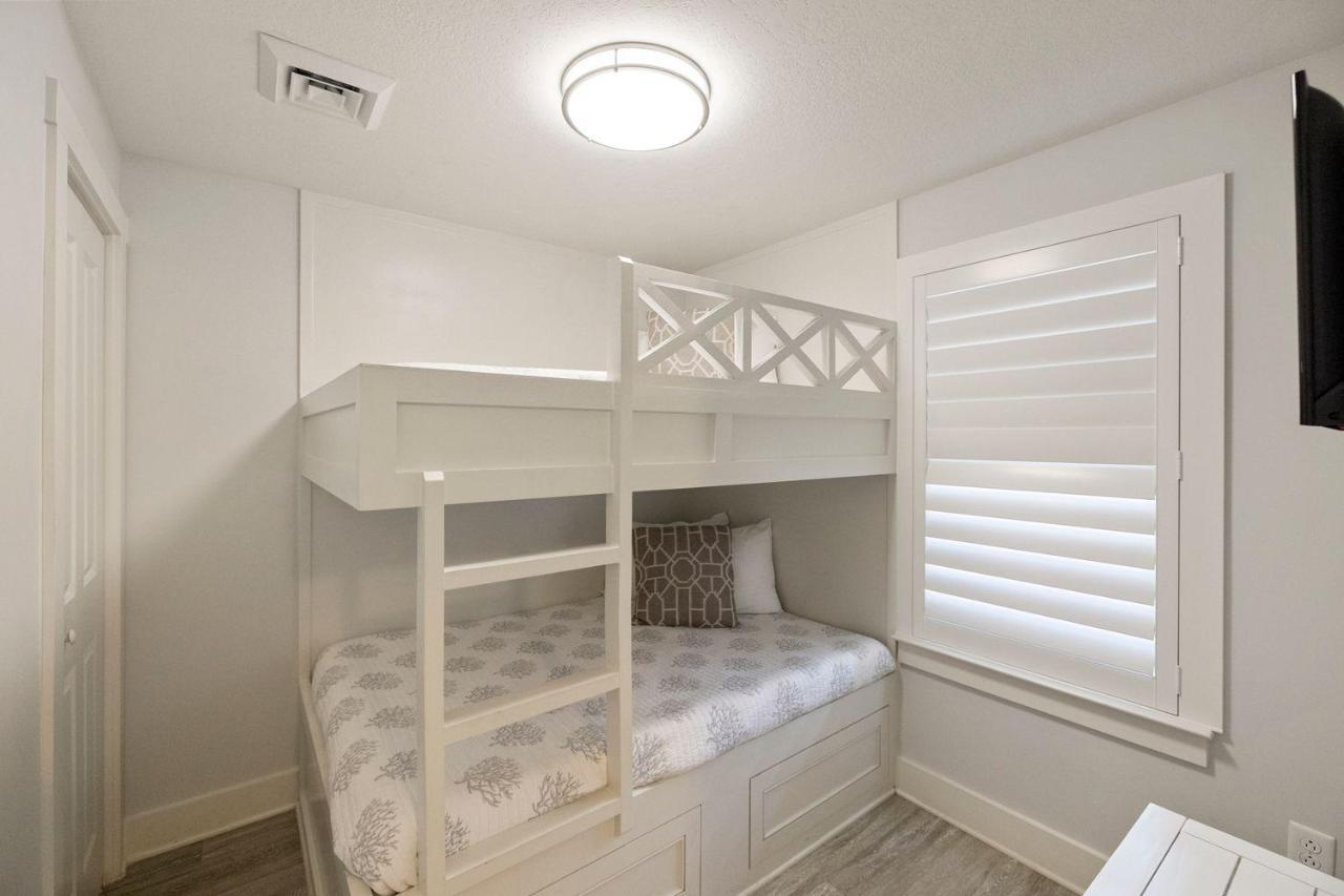 Modern Vibe With A Breathtaking View - Stunning Pool - Pier Park Apartment *
