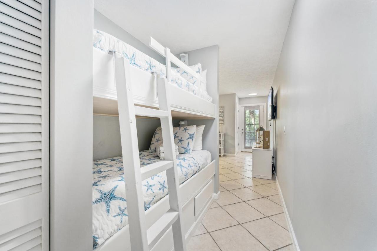 Beachside Paradise Sleeps 8 Pools Mini Golf & Holiday home