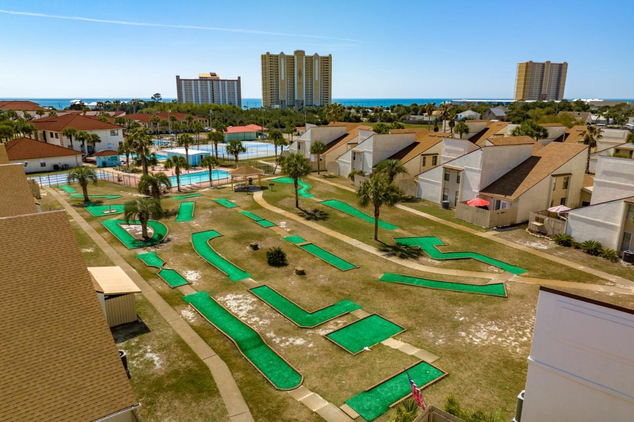 Beachside Paradise Sleeps 8 Pools Mini Golf & Holiday home *