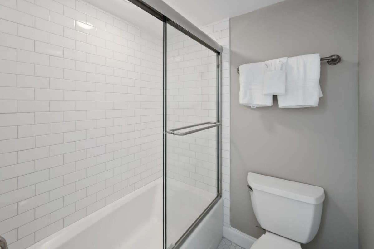 Newly Renovated With Private Balcony! Holiday home
