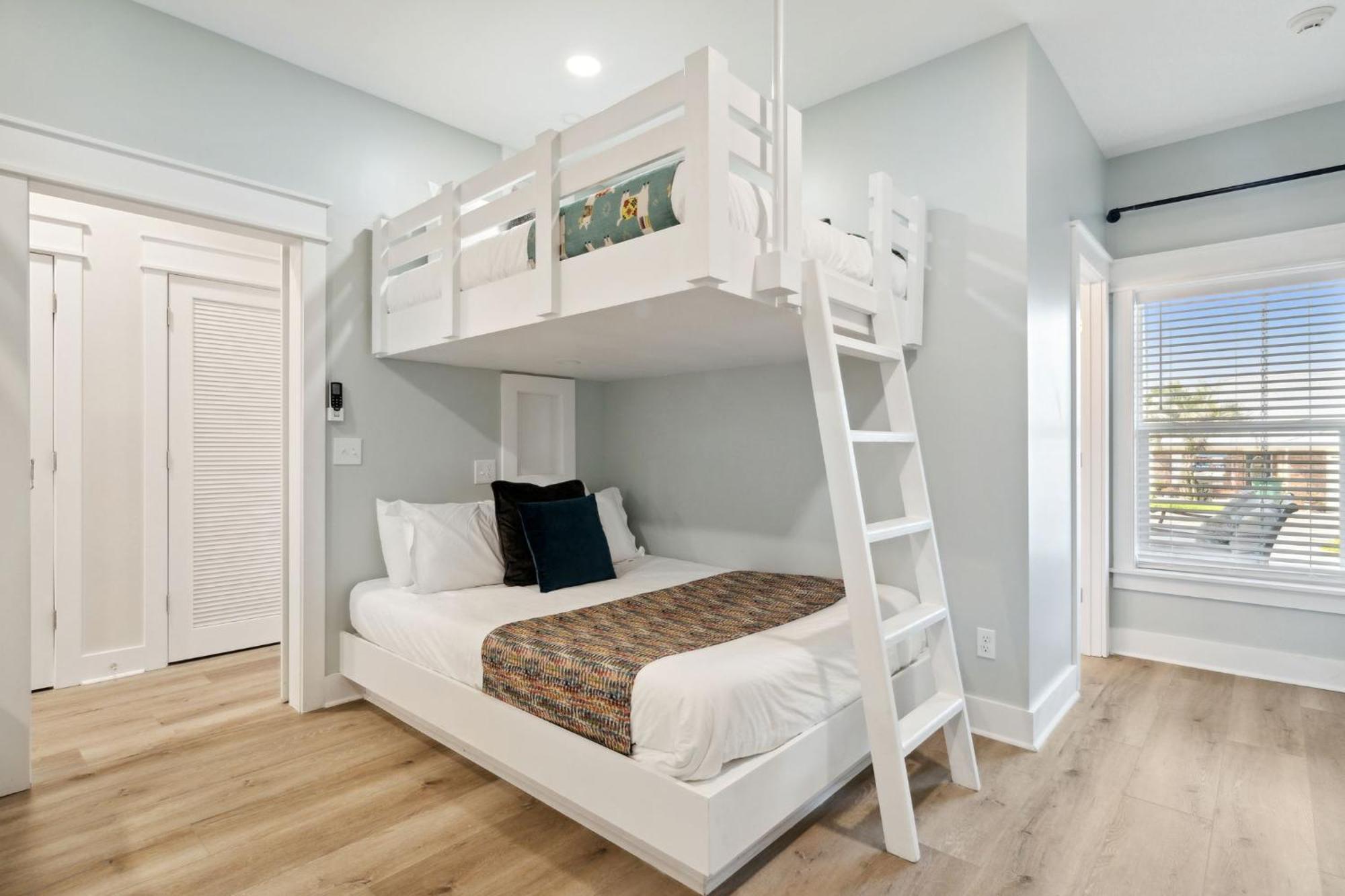 Grand Retreat Ii: 4br, 5ba, Sleeps 15 Private Pool Your Perfect Escape! Panama City Beach