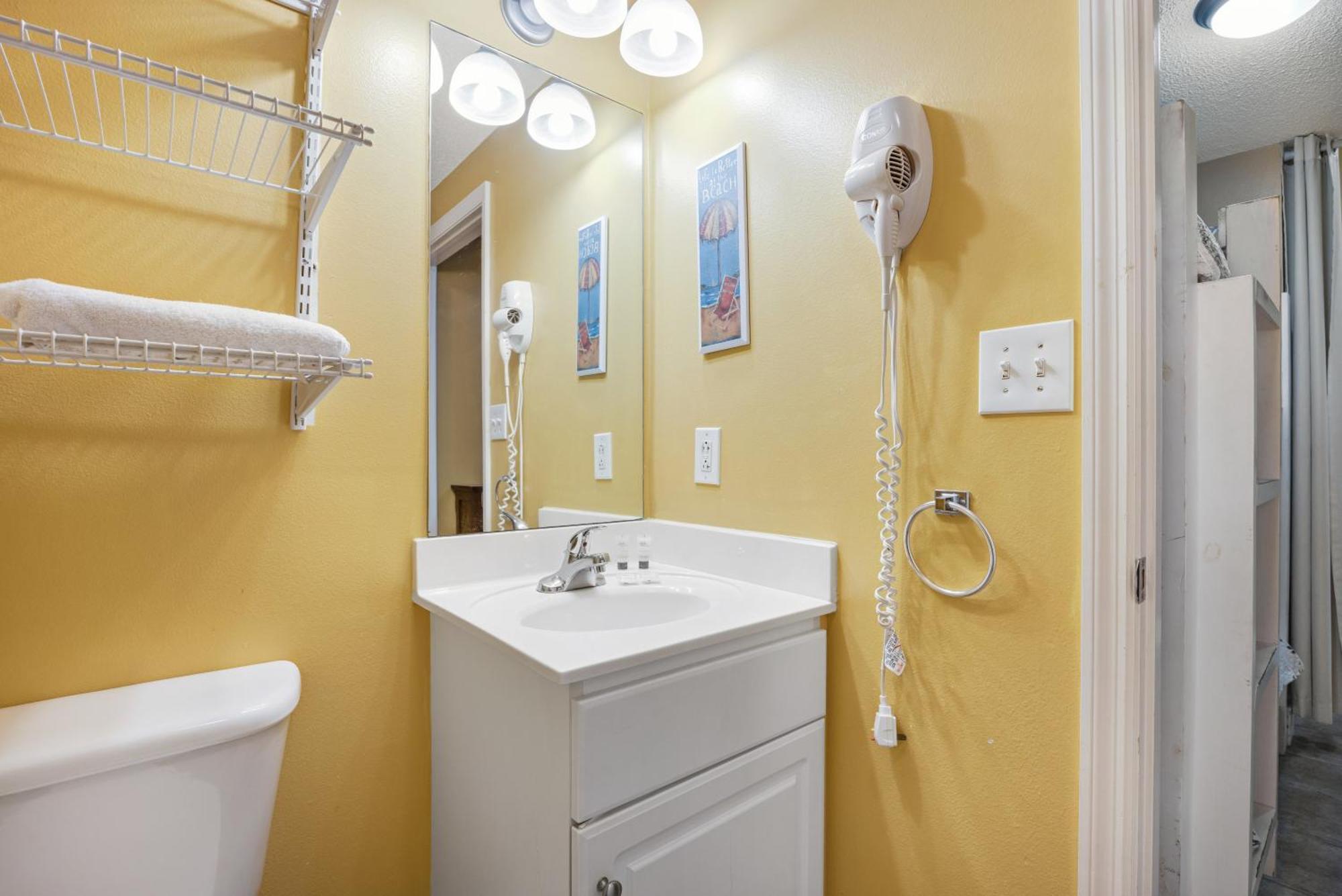 Holiday home Parking Fee Included-majestic 1-1306! Gulf Front 1bedroom, Pool,hot Tubs,tennis *
