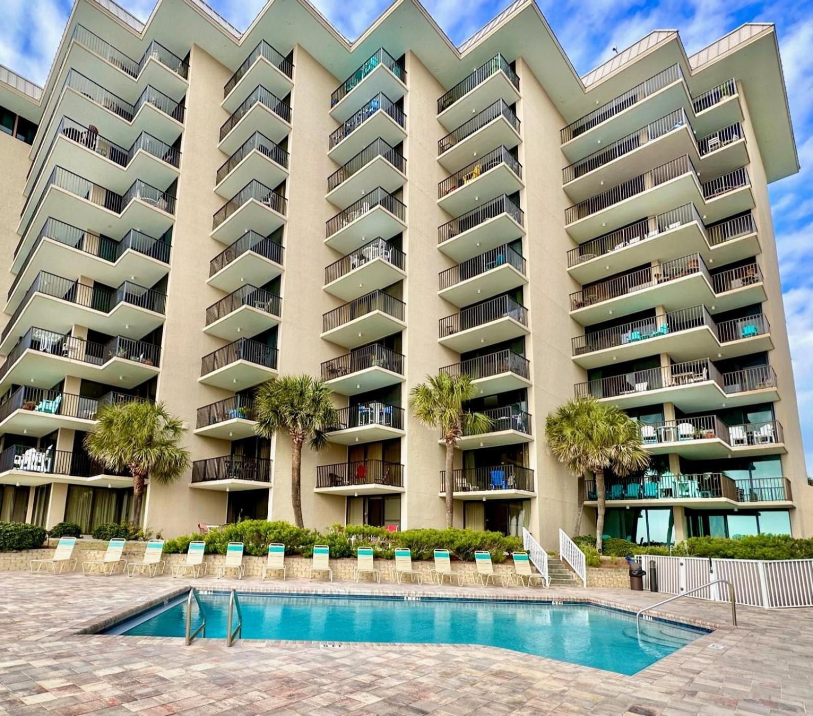 Pelican Walk 806