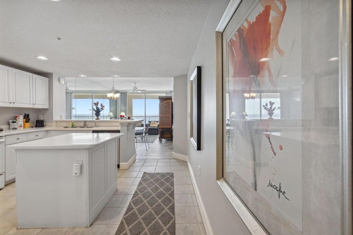 Apartment Majestic Condo- Tower 2 #206 3 Bedroom 3 Ba Floor!