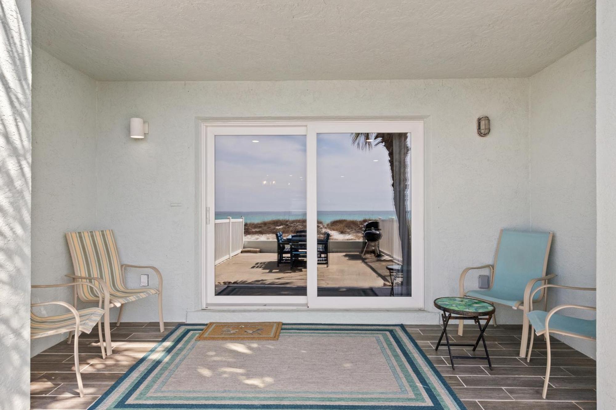 Surf's Up! Pet-friendly, 2br 2ba Beachfront Townhouse, Sleeps 8! Holiday home *