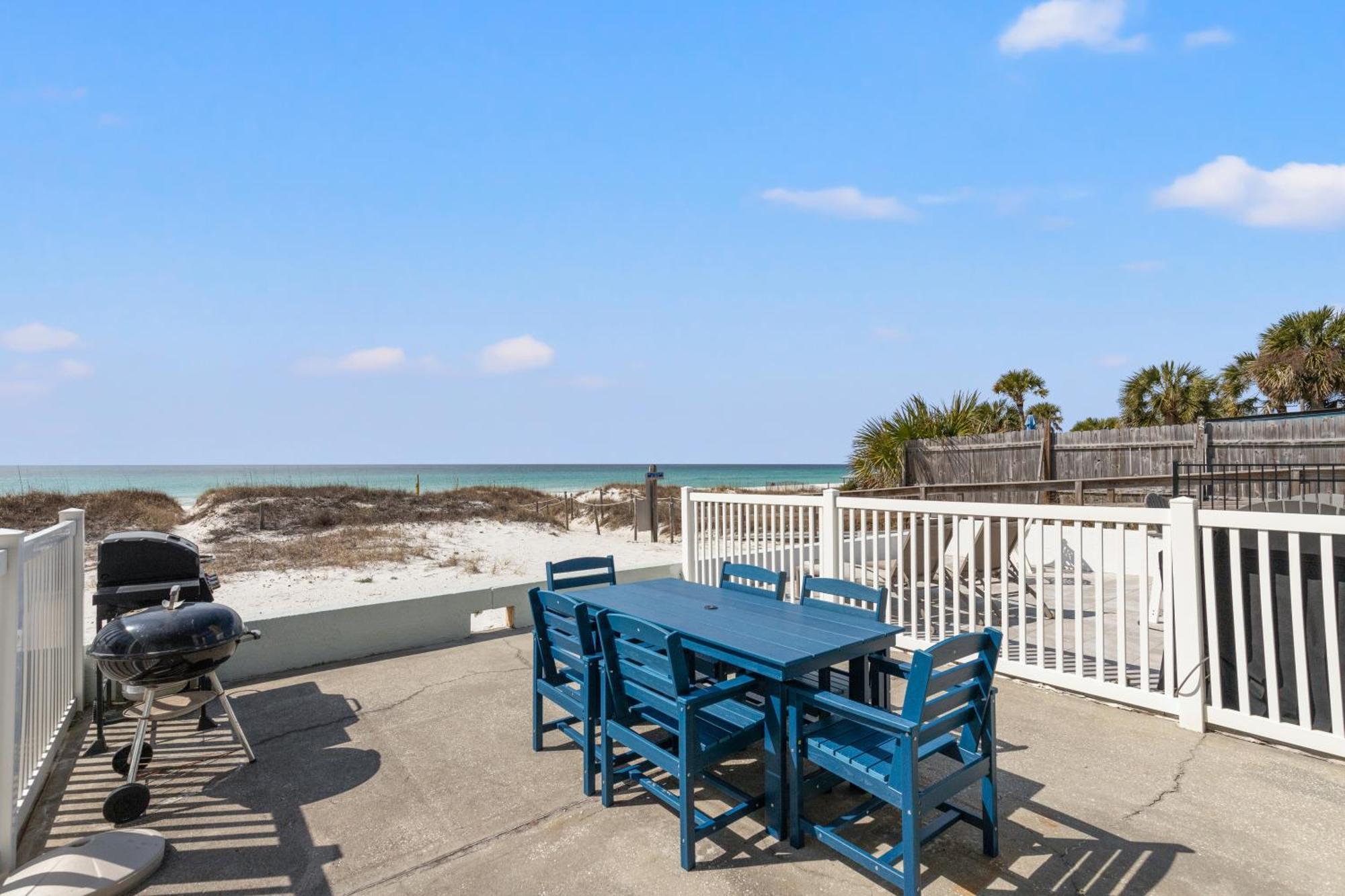 Surf's Up! Pet-friendly, 2br 2ba Beachfront Townhouse, Sleeps 8!