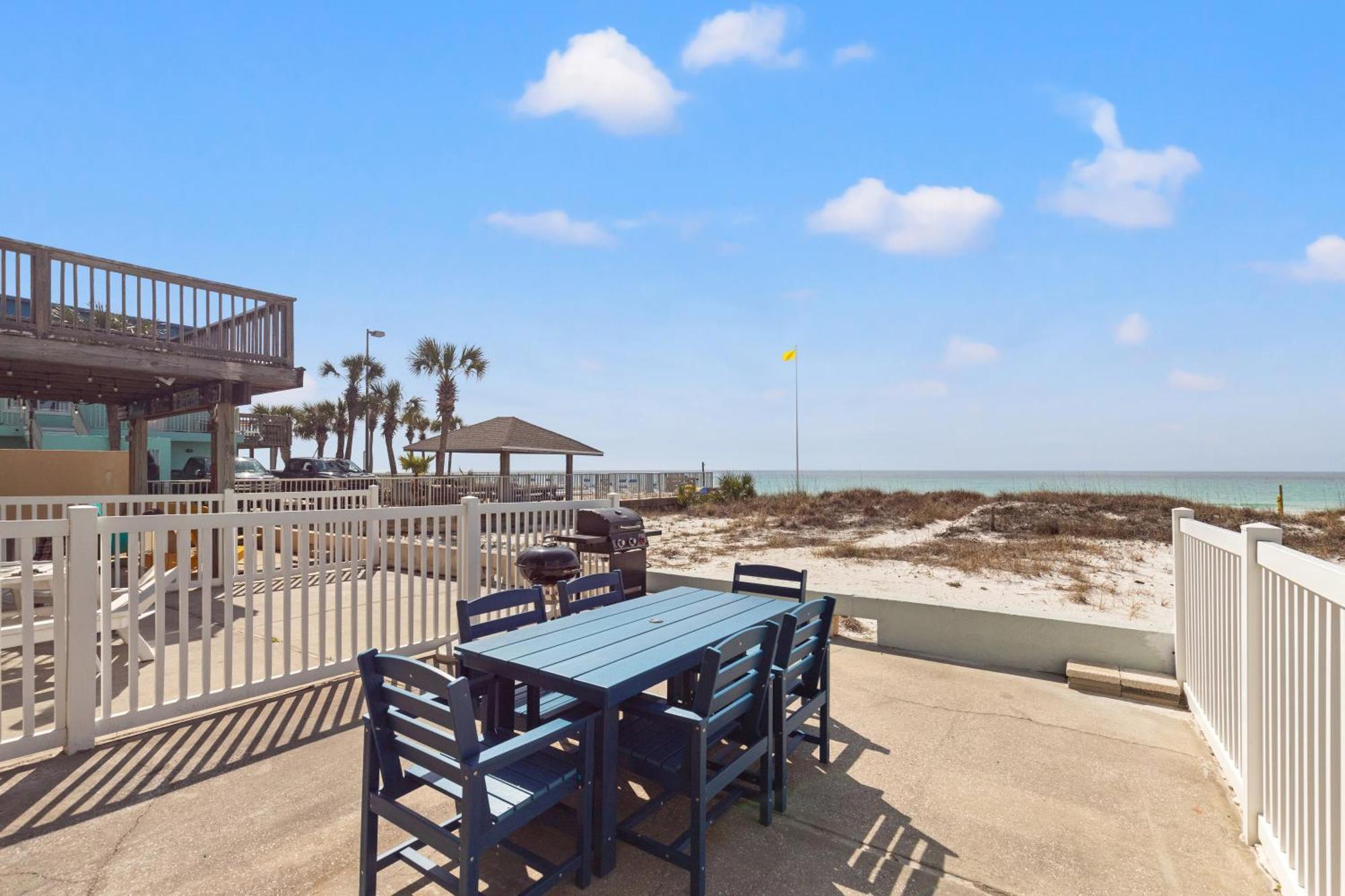 Surf's Up! Pet-friendly, 2br 2ba Beachfront Townhouse, Sleeps 8! Holiday home *