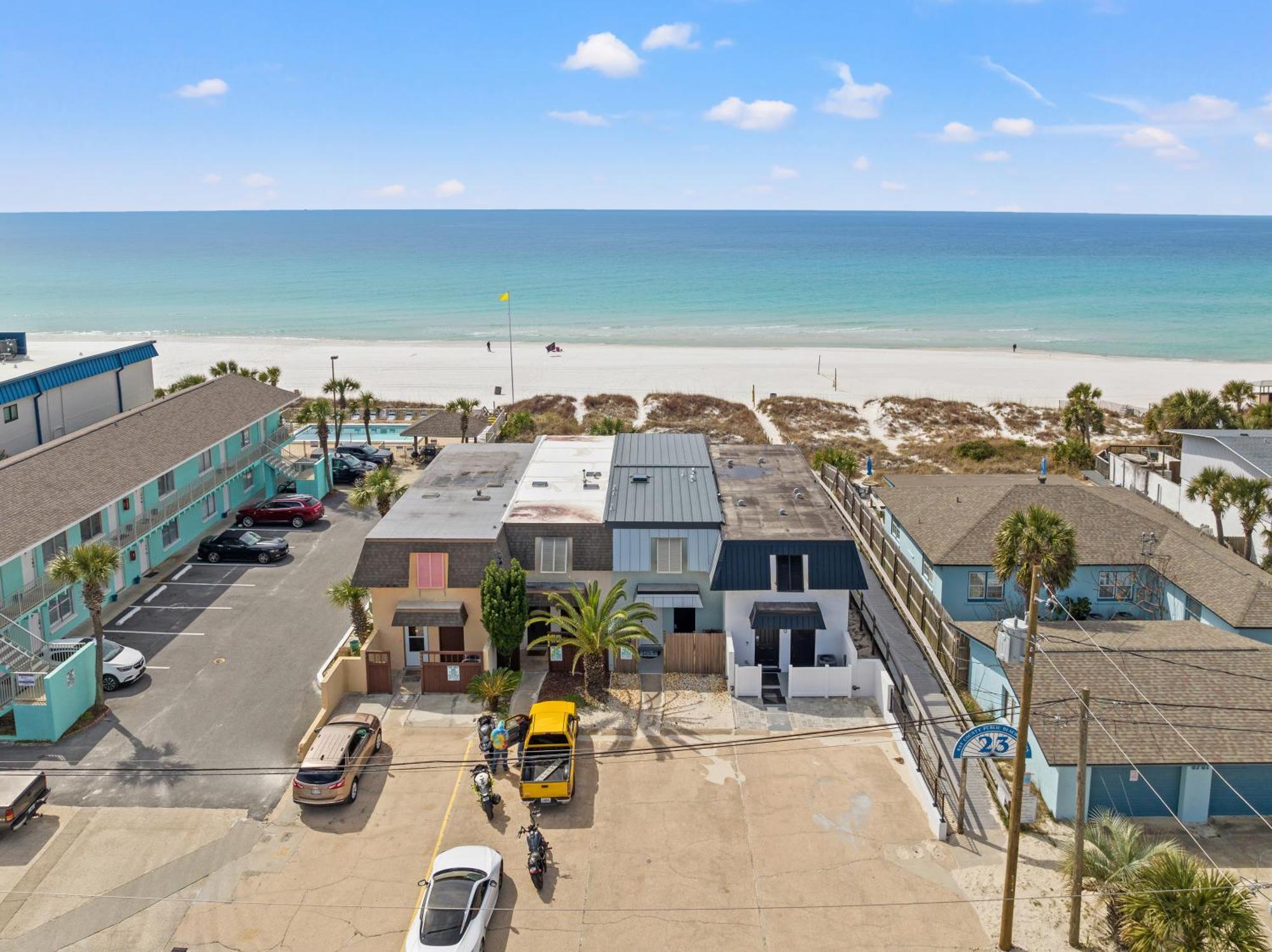 Surf's Up! Pet-friendly, 2br 2ba Beachfront Townhouse, Sleeps 8! Holiday home