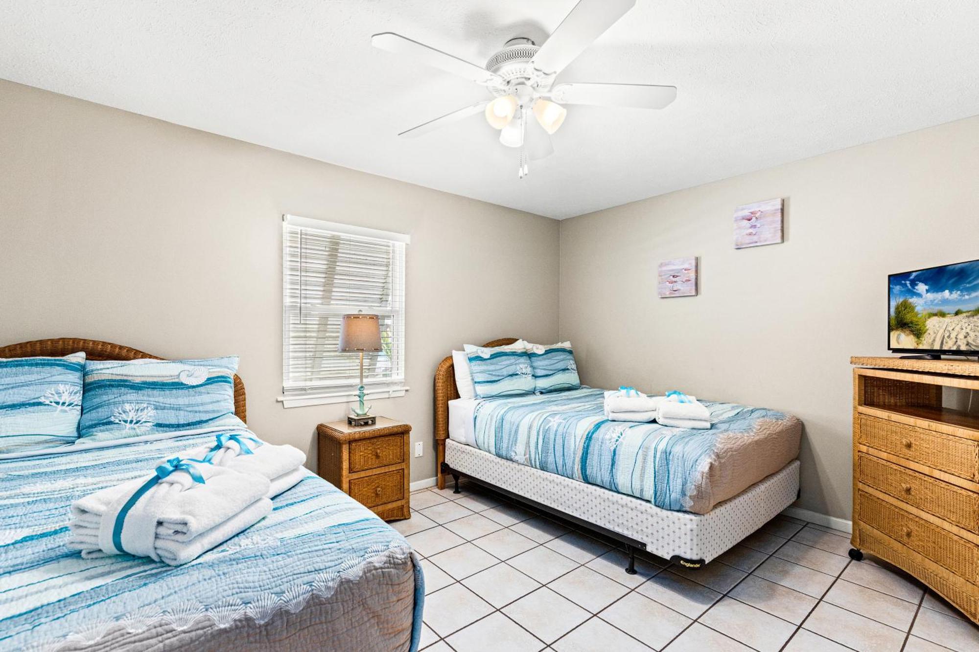 Surf's Up! Pet-friendly, 2br 2ba Beachfront Townhouse, Sleeps 8! Holiday home *
