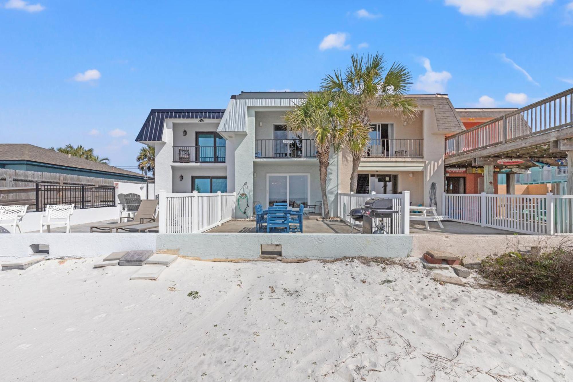 Surf's Up! Pet-friendly, 2br 2ba Beachfront Townhouse, Sleeps 8!