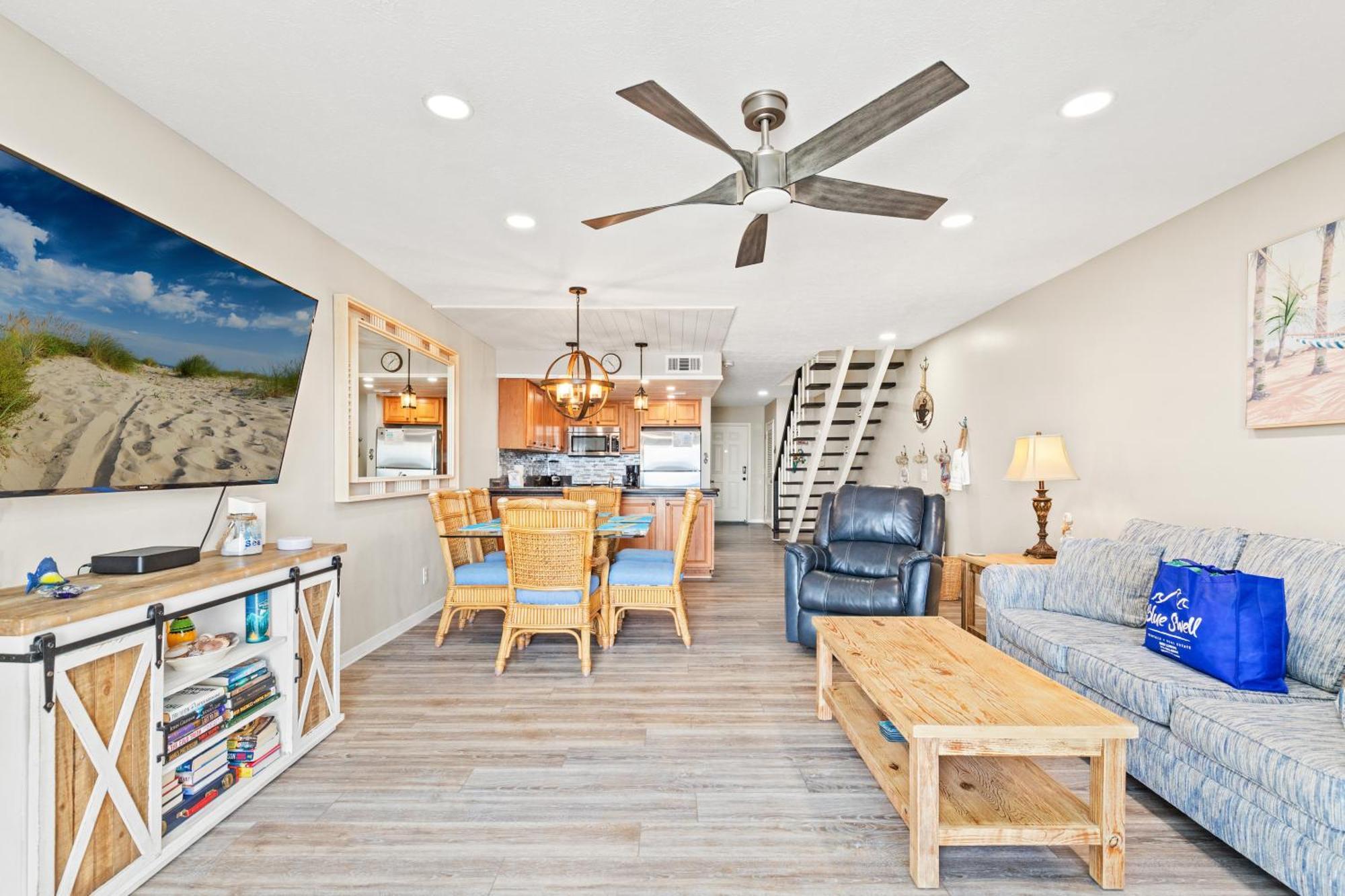 Surf's Up! Pet-friendly, 2br 2ba Beachfront Townhouse, Sleeps 8! Holiday home