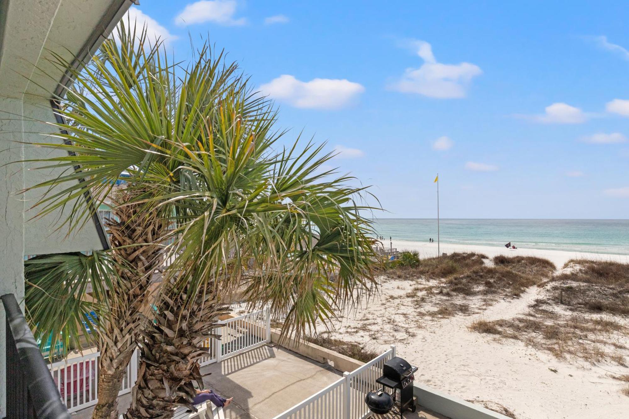 Surf's Up! Pet-friendly, 2br 2ba Beachfront Townhouse, Sleeps 8! Holiday home