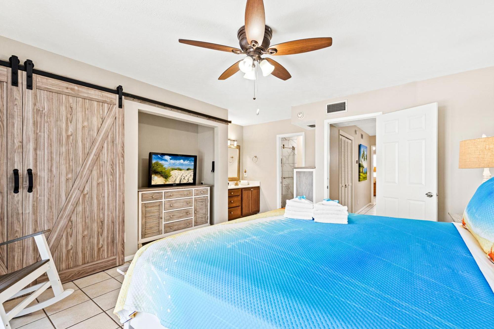 Surf's Up! Pet-friendly, 2br 2ba Beachfront Townhouse, Sleeps 8! Holiday home *