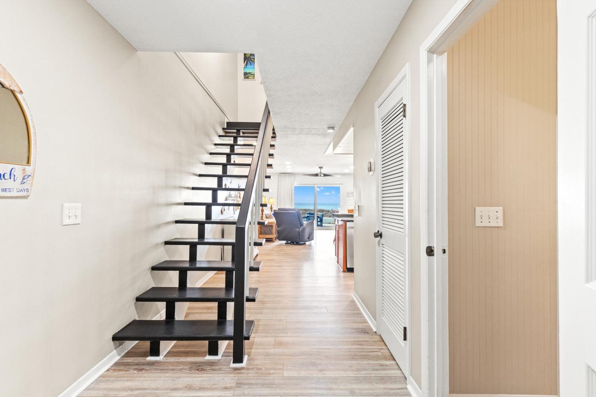 Surf's Up! Pet-friendly, 2br 2ba Beachfront Townhouse, Sleeps 8! Holiday home *