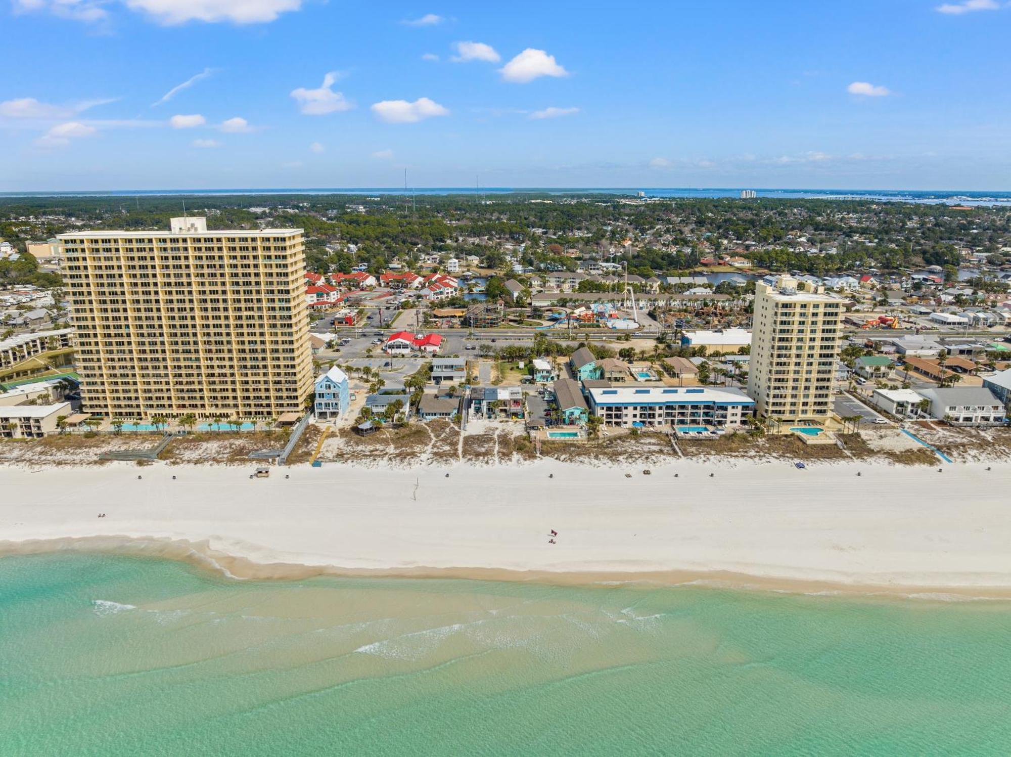 Surf's Up! Pet-friendly, 2br 2ba Beachfront Townhouse, Sleeps 8! Holiday home *